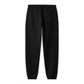 Carhartt WIP Chase Sweat Pant en negro, vista trasera plana sobre fondo blanco. Se aprecia el bolsillo trasero con solapa, la cintura elástica y el bajo con puño elástico.