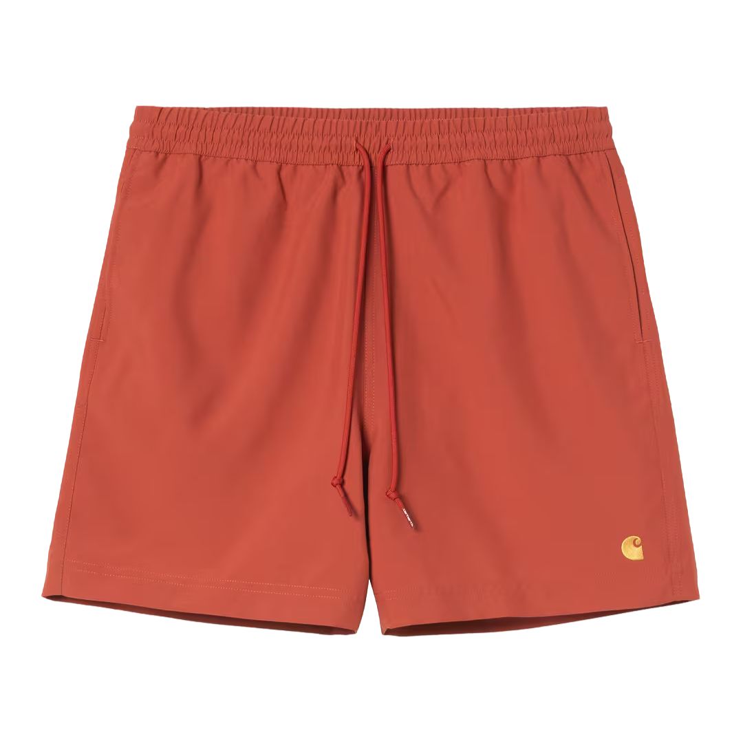 Bañador Carhartt WIP Chase Swim Trunks en color oxide red con logo gold, vista frontal.