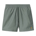 Bañador Carhartt WIP Chase Swim Trunks en color velvet green con logo gold, vista frontal.