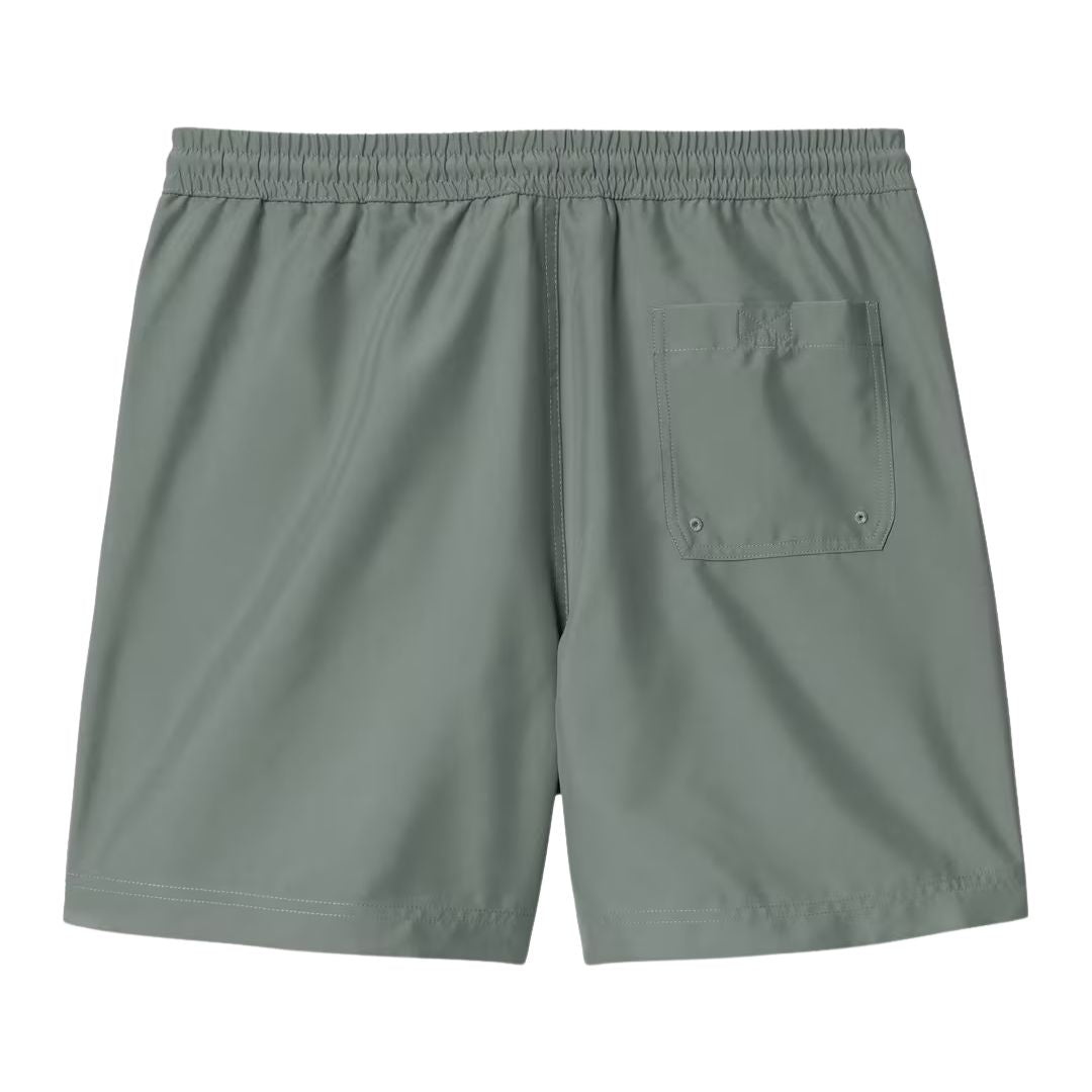 Bañador Carhartt WIP Chase Swim Trunks en color velvet green con detalle gold, vista trasera con bolsillo.