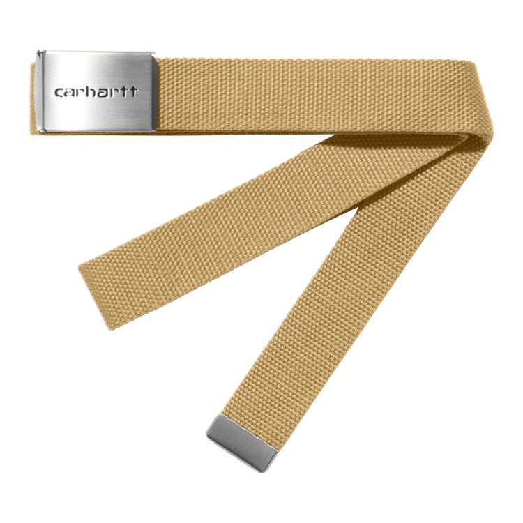 Cinturón Carhartt WIP Clip Belt Chrome en color camel con hebilla metálica grabada con el logo de Carhartt.