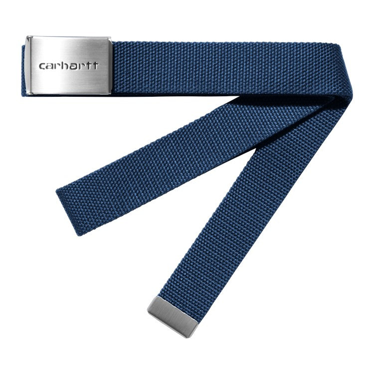 Cinturón Carhartt WIP Clip Belt Chrome en color azul elder con hebilla metálica grabada con el logo de Carhartt.