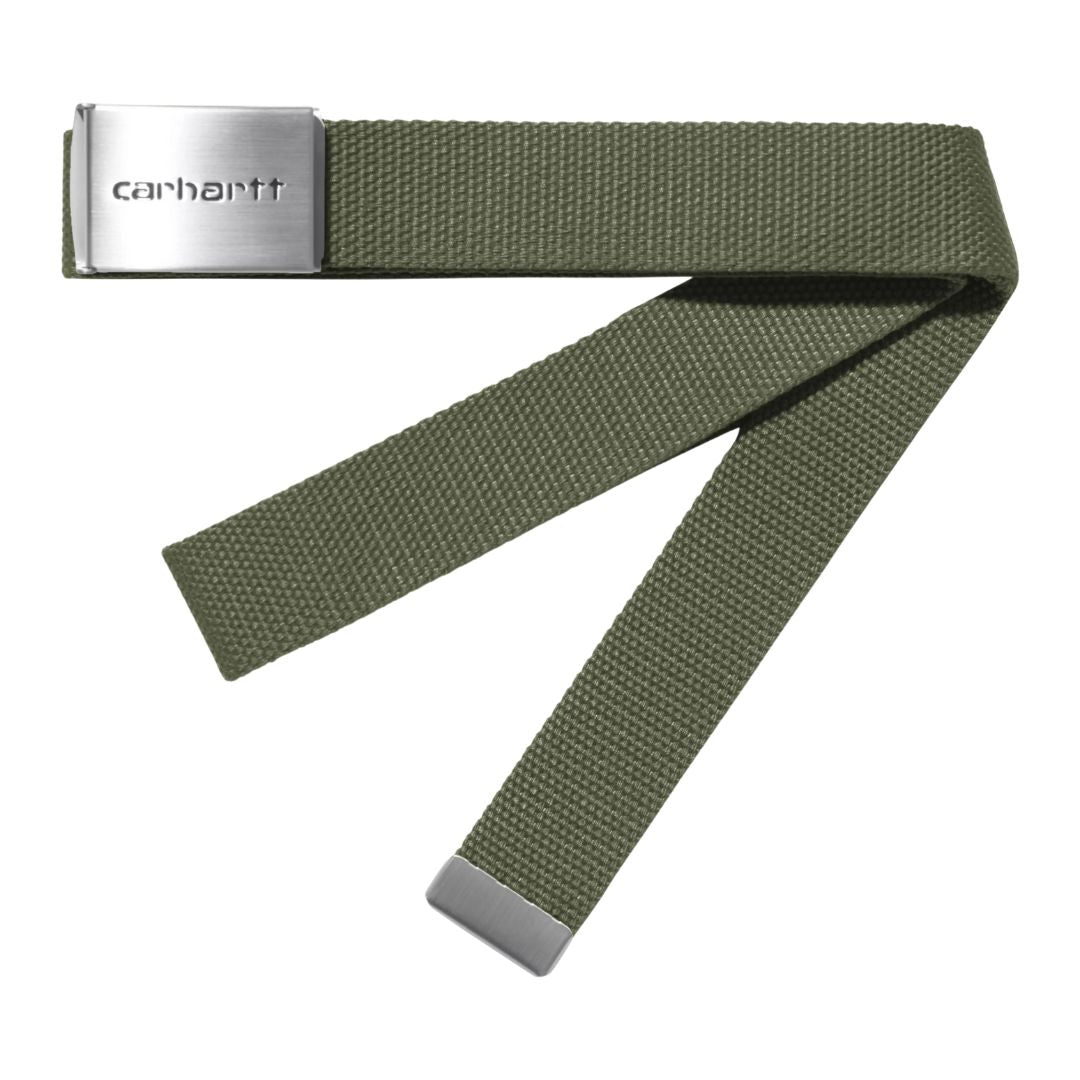 Cinturón Carhartt WIP Clip Belt Chrome en color leaf con hebilla metálica grabada con el logo de Carhartt. Vista frontal.