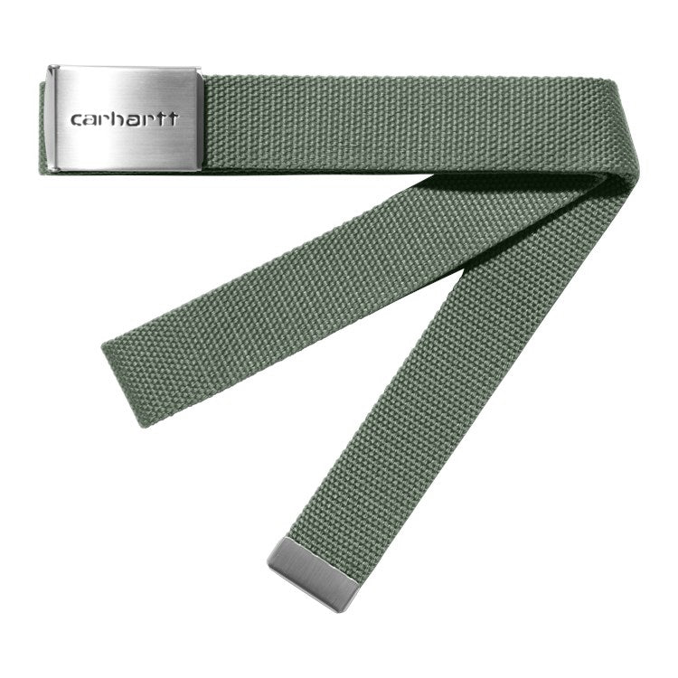 Cinturón Carhartt WIP Clip Belt Chrome en color verde park con hebilla metálica grabada con el logo de Carhartt.