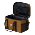 Carhartt WIP Cooler Bag Hamilton Brown abierta, bolsa térmica de poliéster reciclado repelente al agua con interior aislado, bolsillo de malla y cremallera bidireccional.