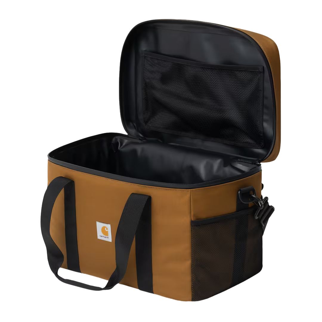 Carhartt WIP Cooler Bag Hamilton Brown abierta, bolsa térmica de poliéster reciclado repelente al agua con interior aislado, bolsillo de malla y cremallera bidireccional.