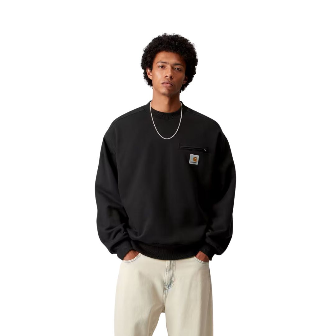 Modelo vistiendo la sudadera Carhartt WIP Detroit Sweat color Black Stone Washed vista frontal en primer plano.