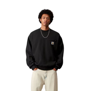 Modelo vistiendo la sudadera Carhartt WIP Detroit Sweat color Black Stone Washed vista frontal en primer plano.