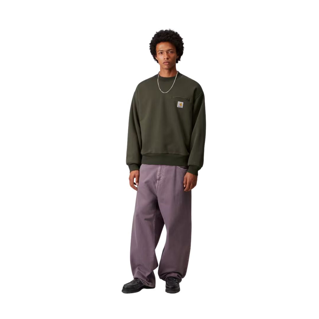 Modelo vistiendo la sudadera Carhartt WIP Detroit Sweat color Olive Stone Washed vista frontal.