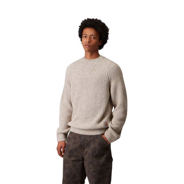 Modelo masculino vistiendo el Carhartt WIP Firth Sweater en color Fleur de Sel, vista lateral del jersey.