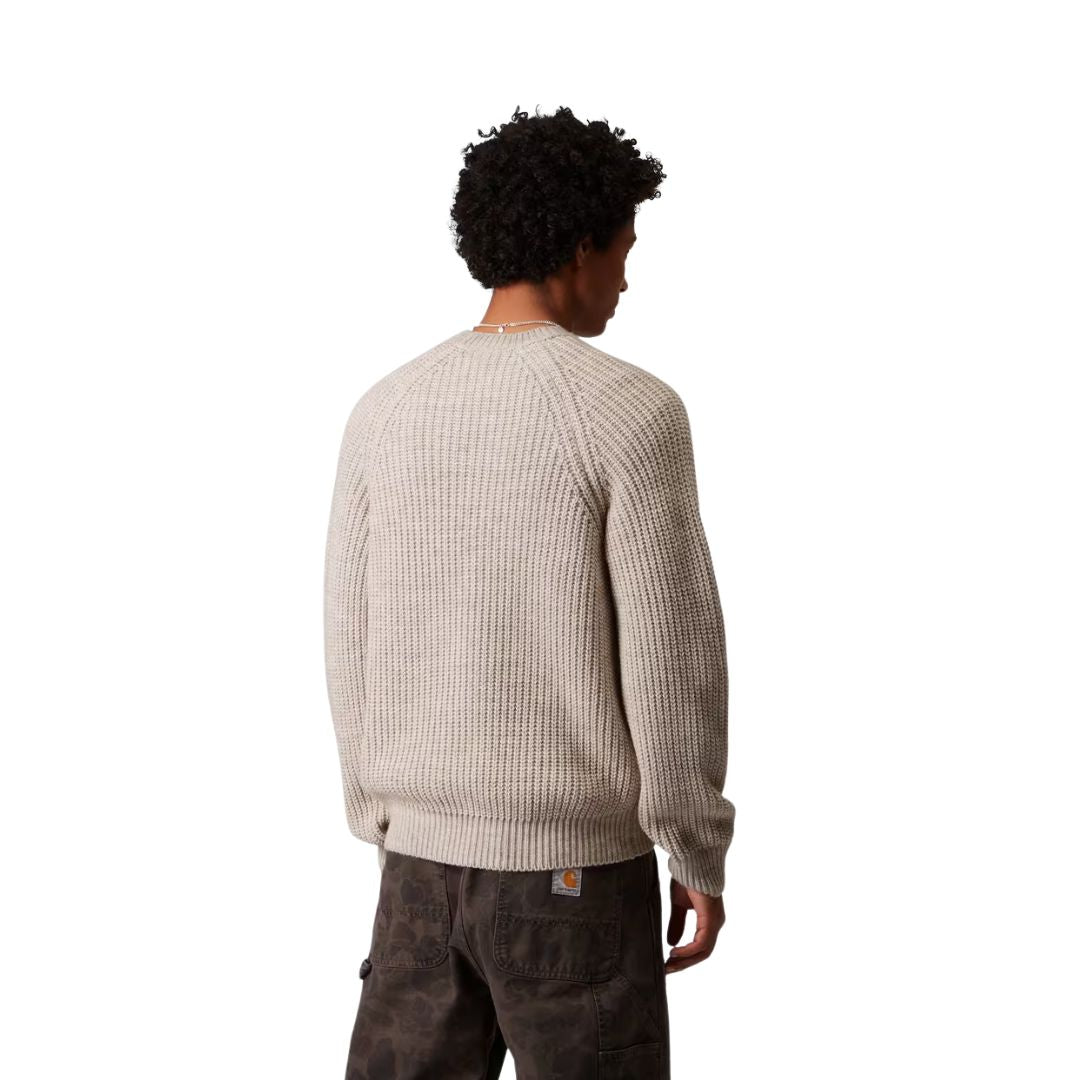 Modelo masculino vistiendo el Carhartt WIP Firth Sweater en color Fleur de Sel, vista trasera completa.
