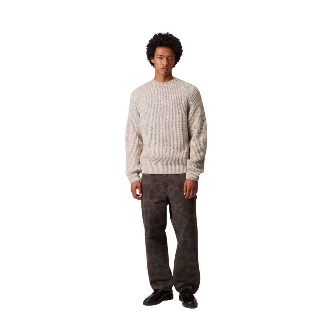 Modelo masculino vistiendo el Carhartt WIP Firth Sweater en color Fleur de Sel, vista frontal completa.