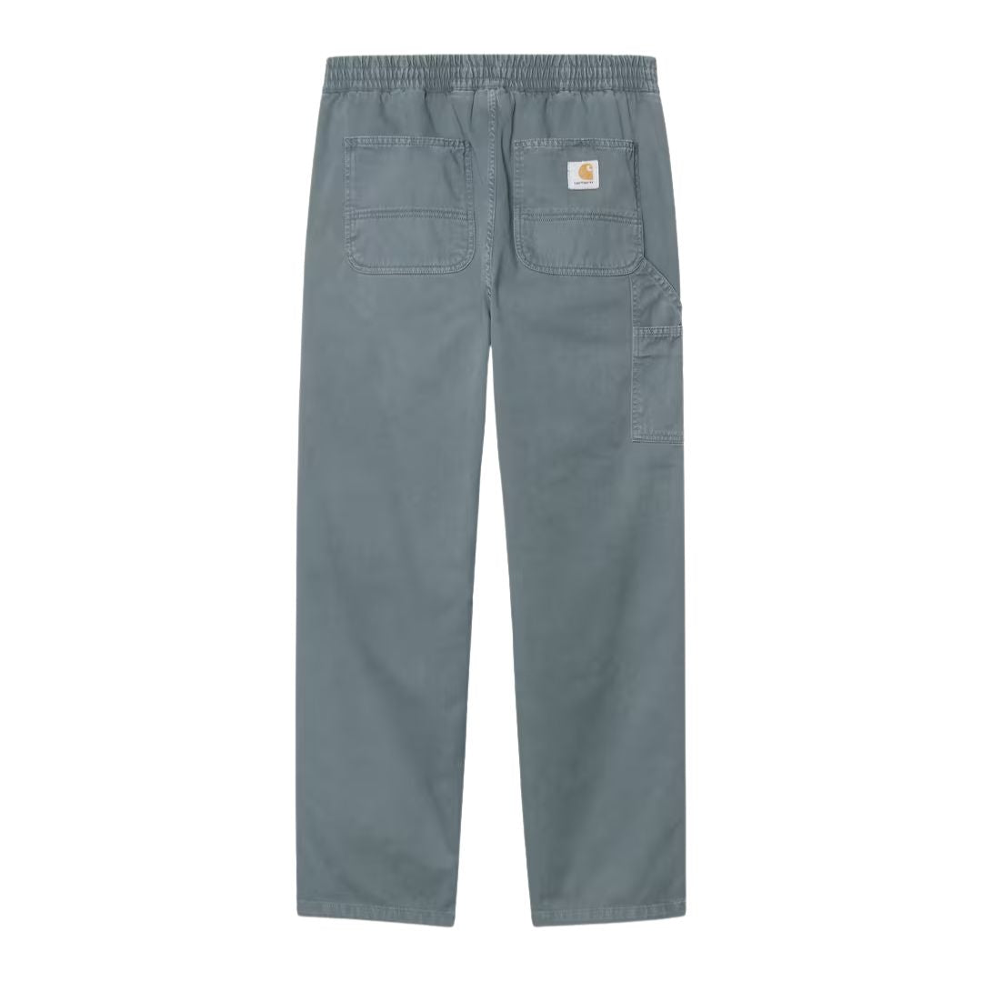 Pantalón Carhartt WIP Flint Pant en color azul grisáceo con bolsillos traseros y bolsillo lateral, vista trasera.