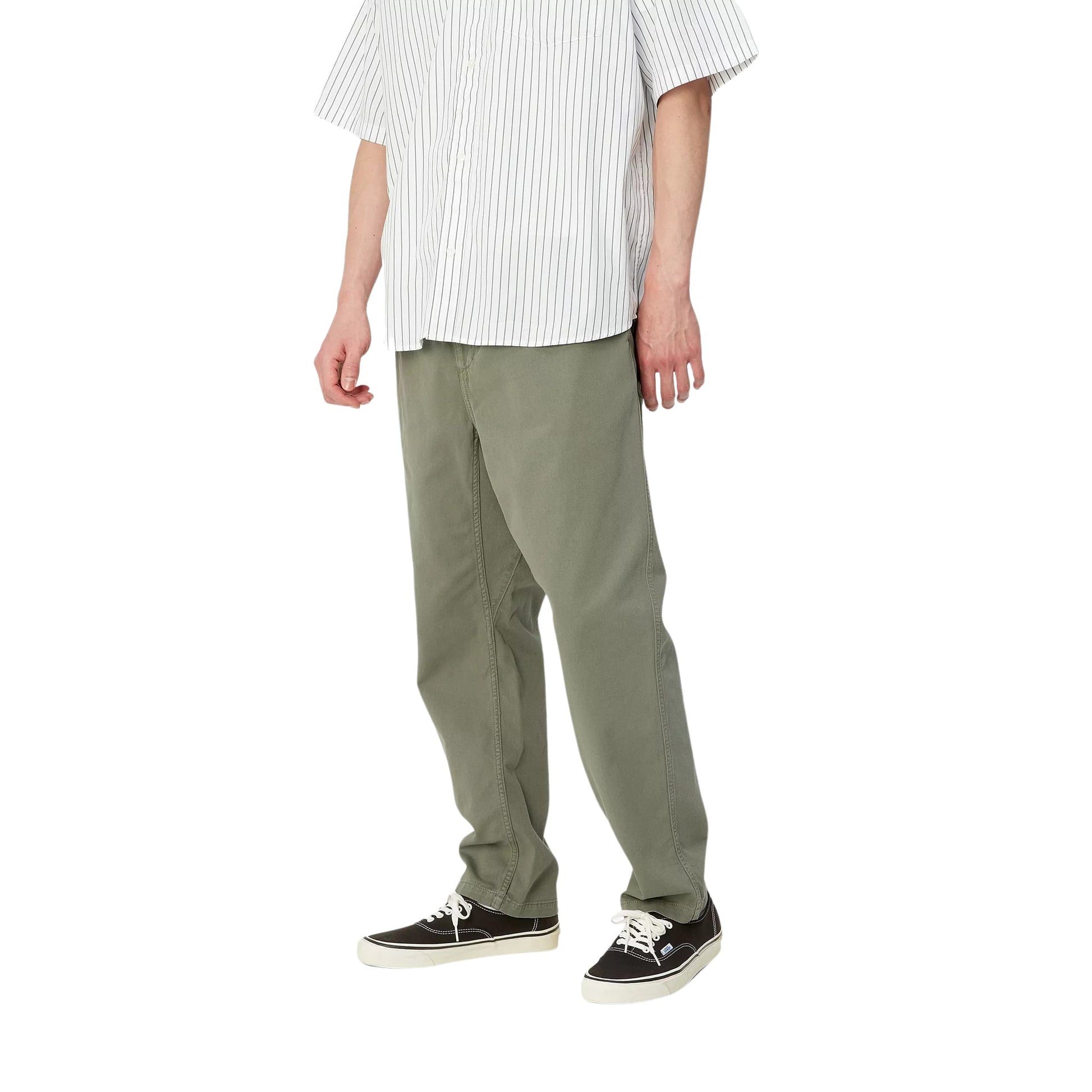 Hombre con el Pantalón resistente Carhartt WIP Flint Pant Park Garment Dyed lateral