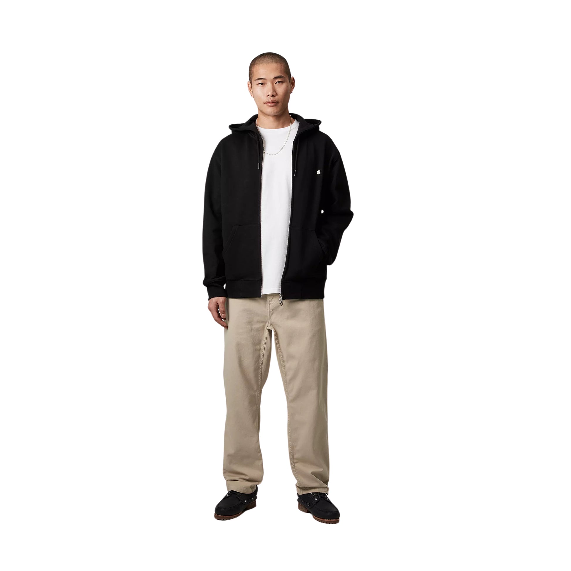 Hombre con el Pantalón resistente Carhartt WIP Flint Pant Wall Garment Dyed y cazadora negra