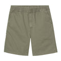 Carhartt WIP Flint Short en color verde leaf teñido en prenda, vista frontal plana. Bermuda de sarga de algodón orgánico con cinturilla elástica con cordón, bolsillos frontales laterales, bragueta con cremallera oculta y acabado garment dyed con variaciones sutiles de color características del proceso de teñido en prenda.