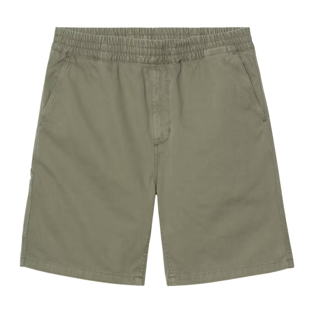 Carhartt WIP Flint Short en color verde leaf teñido en prenda, vista frontal plana. Bermuda de sarga de algodón orgánico con cinturilla elástica con cordón, bolsillos frontales laterales, bragueta con cremallera oculta y acabado garment dyed con variaciones sutiles de color características del proceso de teñido en prenda.