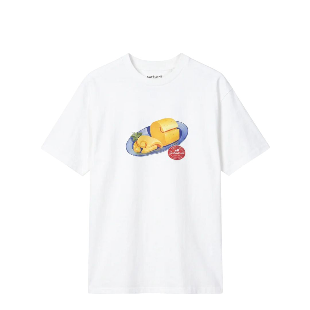 Camiseta Carhartt WIP S/S Fromage en blanco, vista frontal en plano cenital, con estampado gráfico de una tabla de quesos y el parche rojo Carhartt WIP Specials sobre el pecho.