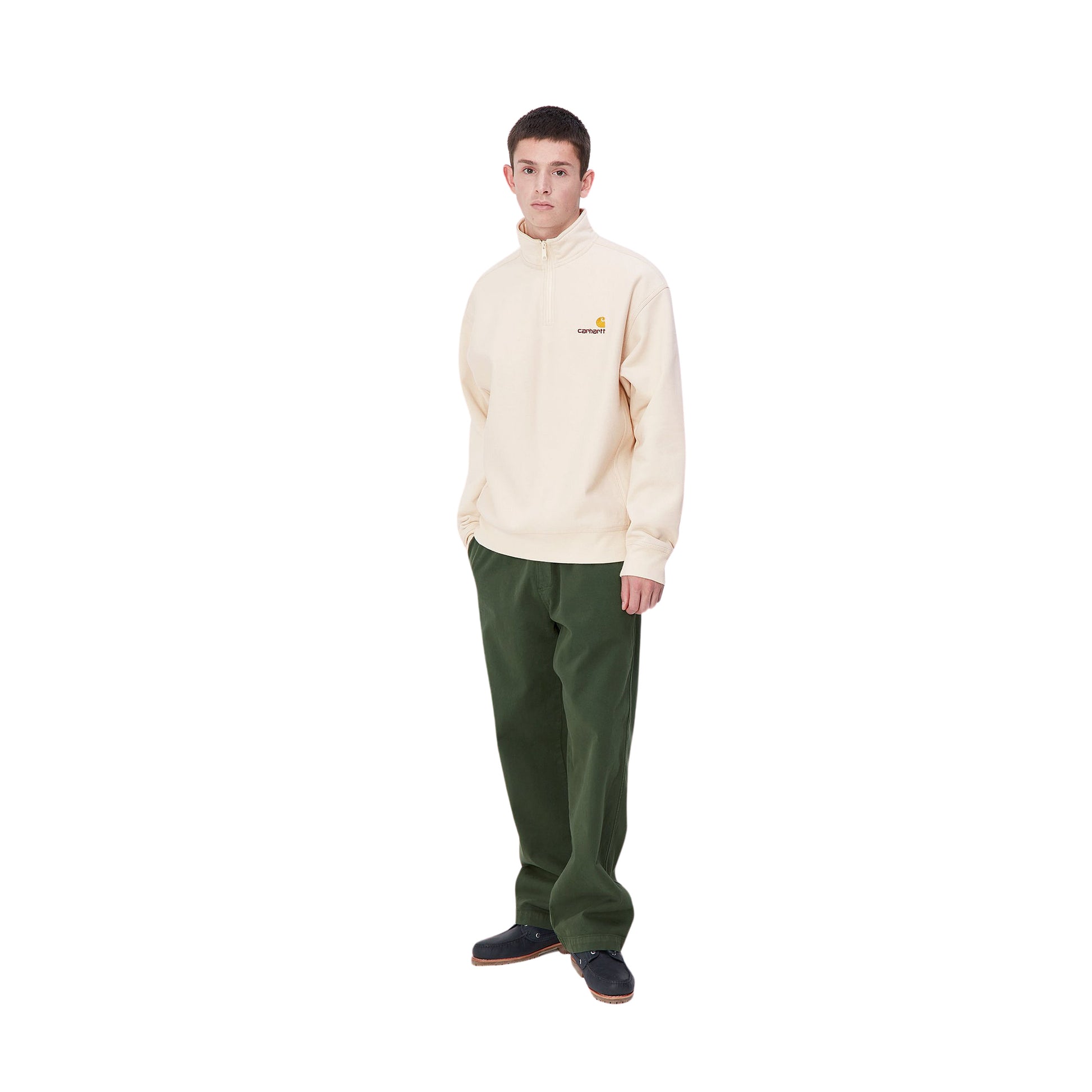 Hombre con la Sudadera con cuello alto y media cremallera Carhartt WIP Half Zip American Script Sweat Blanca Moonbeam pantalón verde