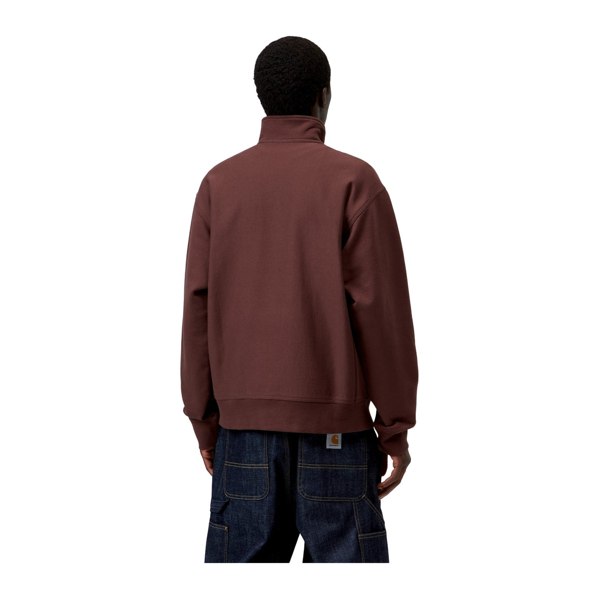 Vista trasera de modelo con la sudadera de cuello alto Carhartt WIP Half Zip American Script Sweat en color Amarone, burdeos liso, sobre fondo blanco.