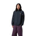 Sudadera Carhartt WIP Half Zip American Script azul marino oscuro con logo bordado en el pecho, vista frontal sobre modelo.