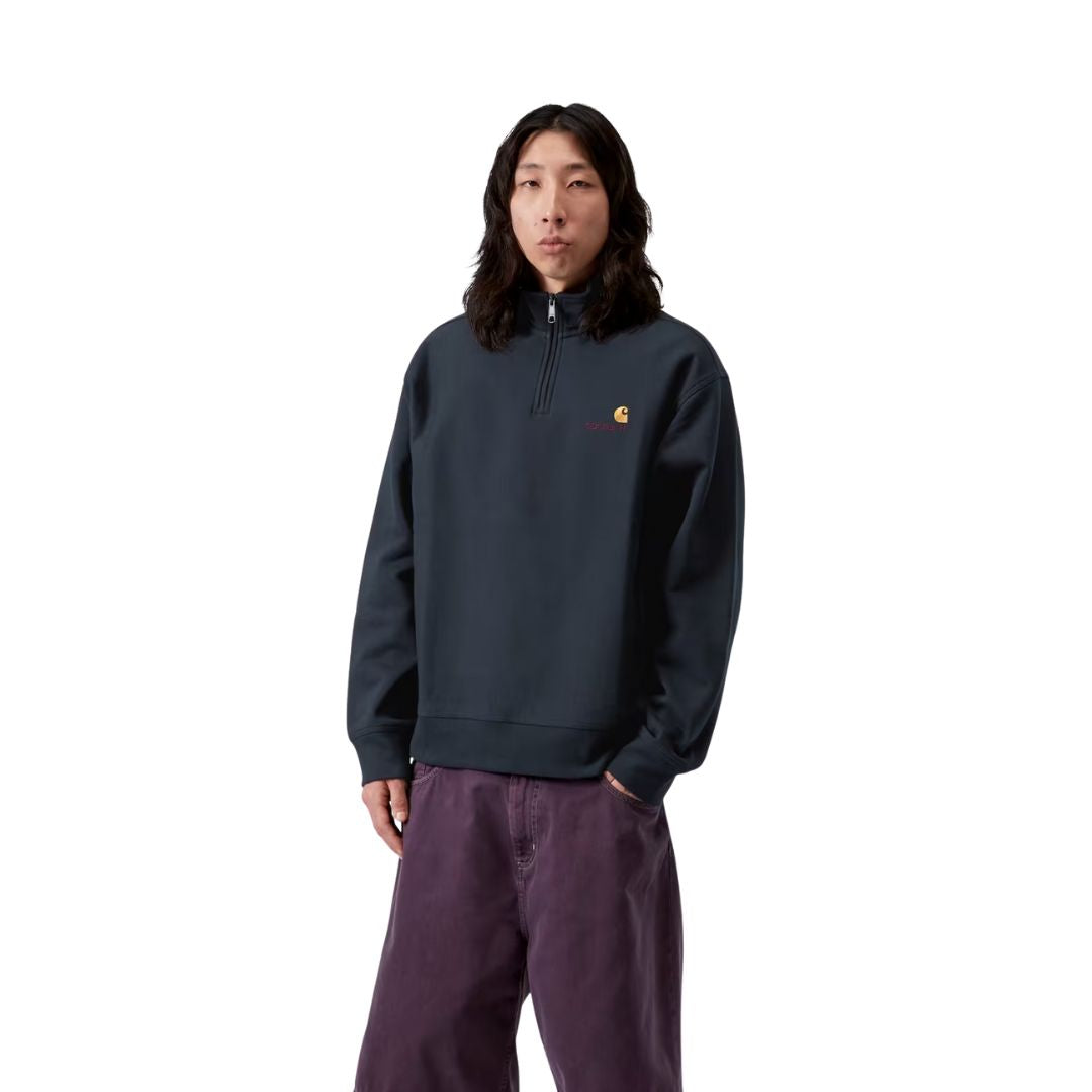 Sudadera Carhartt WIP Half Zip American Script azul marino oscuro con logo bordado en el pecho, vista frontal sobre modelo.