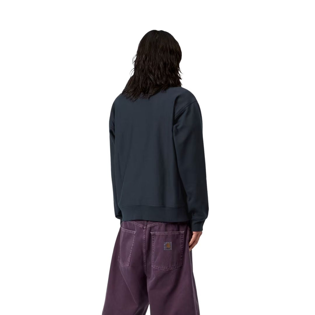 Sudadera Carhartt WIP Half Zip American Script en color azul marino oscuro, vista trasera sobre modelo.