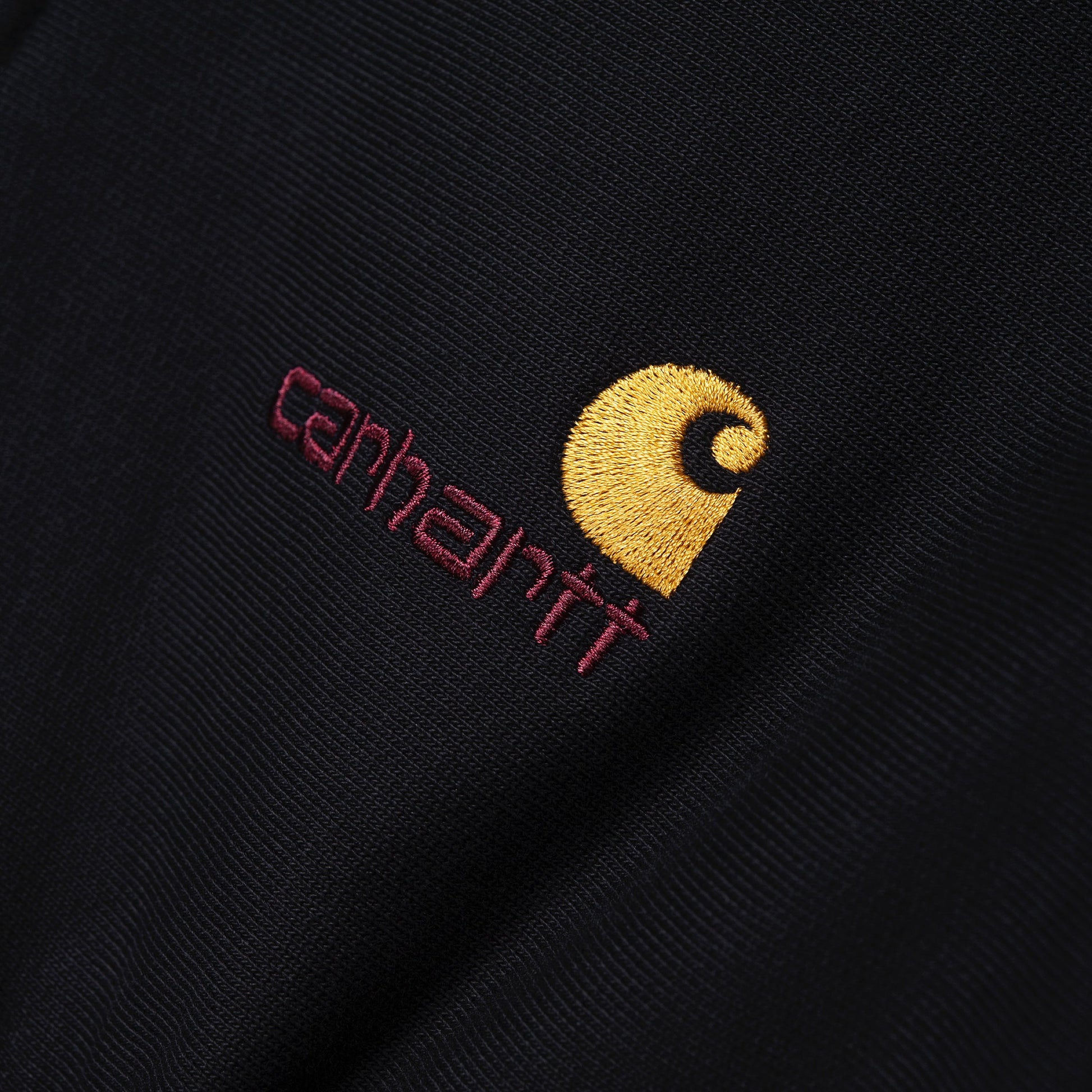 Logo Carhartt bordado en dorado y rojo de la Sudadera con cuello alto y media cremallera Carhartt WIP Half Zip American Script Sweat Negra