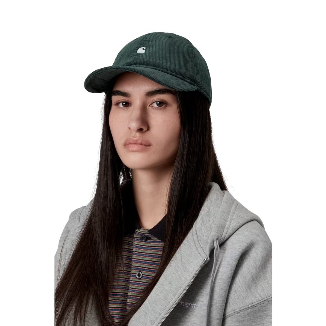 Modelo llevando la gorra Carhartt WIP Harlem Cap en color verde.