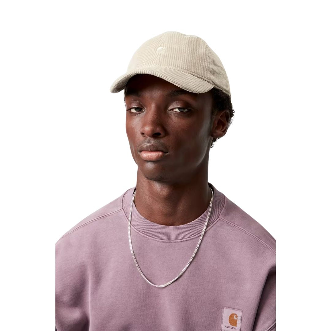 Modelo vistiendo la gorra Carhartt WIP Harlem Cap en color Wall, vista frontal.