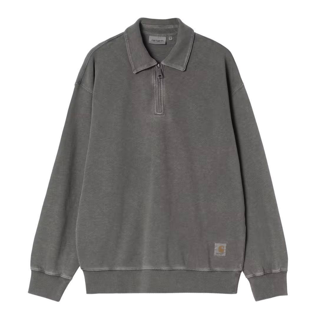 Carhartt WIP Harper Polo black garment dyed, vista delantera: cuello vuelto con cremallera, punto de algodón pesado en gris antracita, etiqueta cuadrada tejida en bajo izquierdo, corte balloon fit.