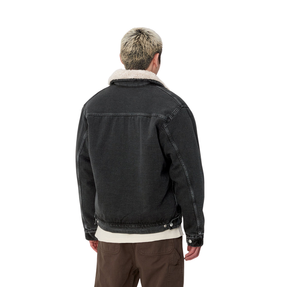 Hombre con la Chaqueta Carhartt WIP Herald Jacket Negra