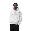 Sudadera Carhartt WIP Hooded Carhartt Sweatshirt en Ash Heather con logo Script en Graphite, en plano medio sobre modelo con gorro. Bolsillo canguro y capucha ajustable visibles.