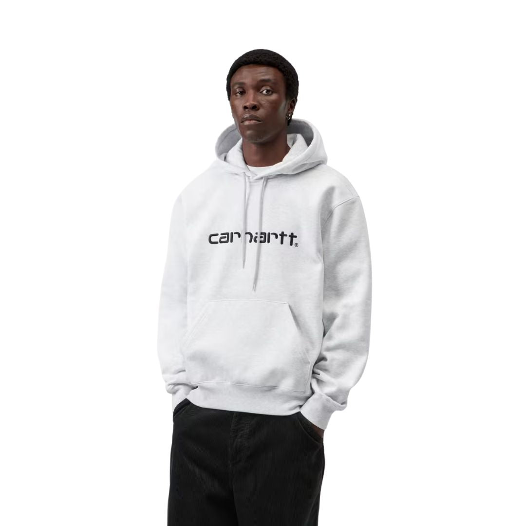 Sudadera Carhartt WIP Hooded Carhartt Sweatshirt en Ash Heather con logo Script en Graphite, en plano medio sobre modelo con gorro. Bolsillo canguro y capucha ajustable visibles.