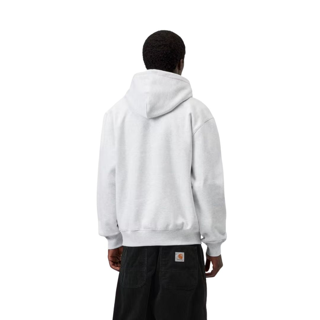 Modelo luciendo de espaldas la sudadera con capucha Carhartt WIP Hooded Carhartt Sweatshirt en Ash Heather, mostrando el corte holgado y la caída de la capucha sin estampado.