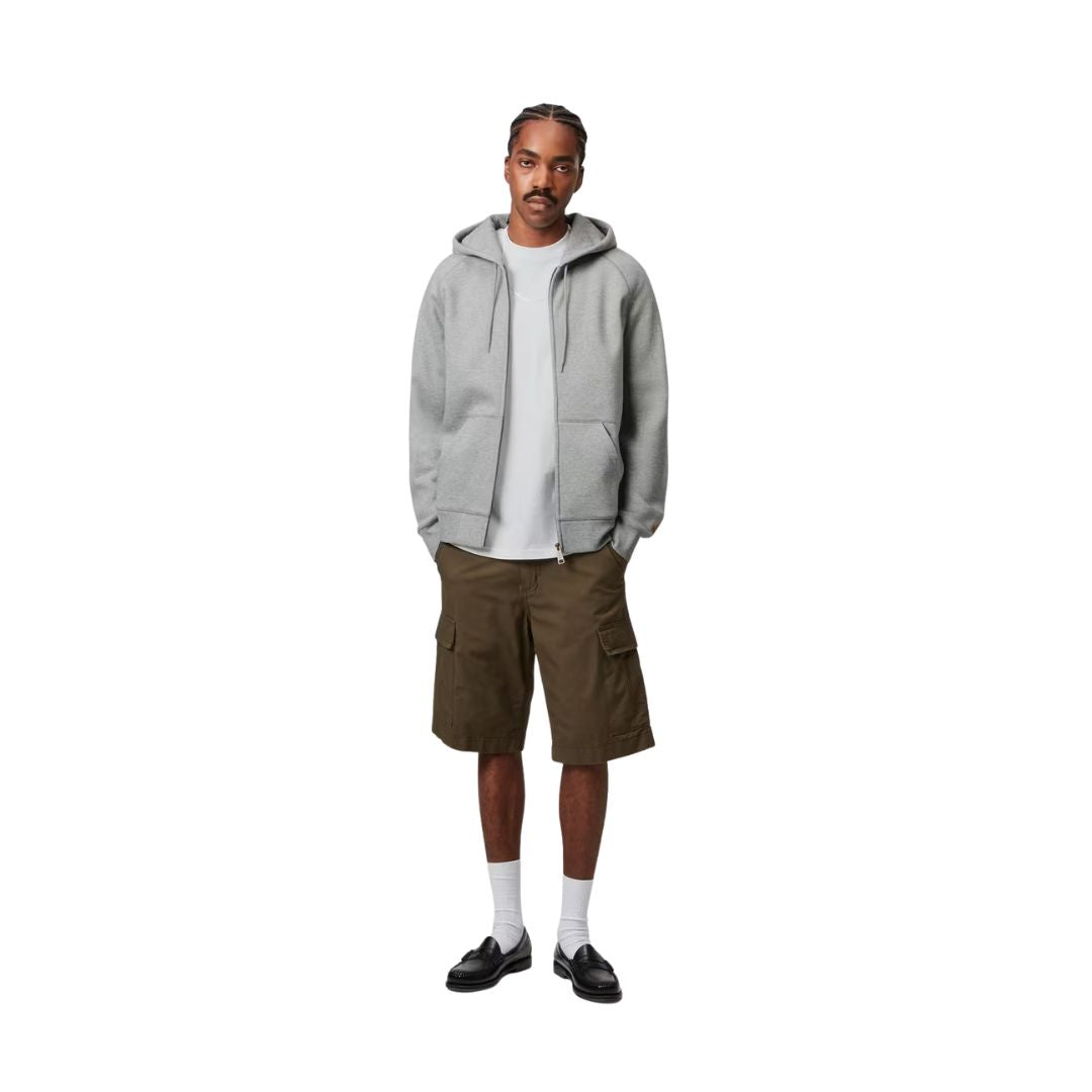 Sudadera Carhartt WIP Hooded Chase Jacket con capucha y cremallera en color gris grey heather gold, vista general en modelo.