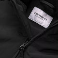 Detalle interior de la chaqueta Carhartt WIP Hooded Sail Jacket negra con etiqueta de la marca y forro polar.