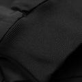 Detalle del puño acanalado de la chaqueta Carhartt WIP Hooded Sail Jacket en color negro, con tejido elástico resistente.