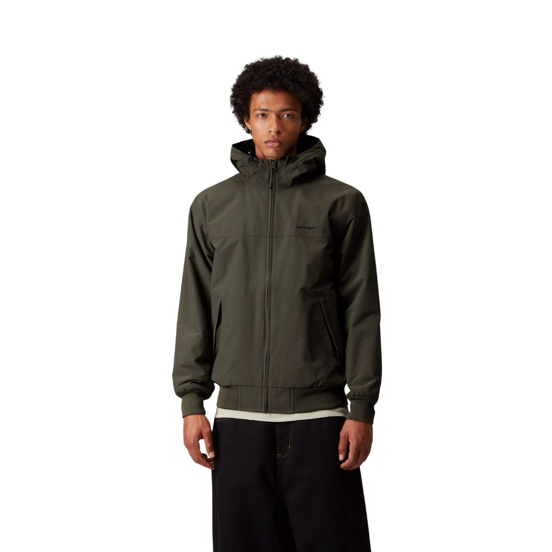 Primer plano de la chaqueta Carhartt WIP Hooded Sail Jacket color Cypress Black, mostrando el ajuste regular y la capucha con cordón.