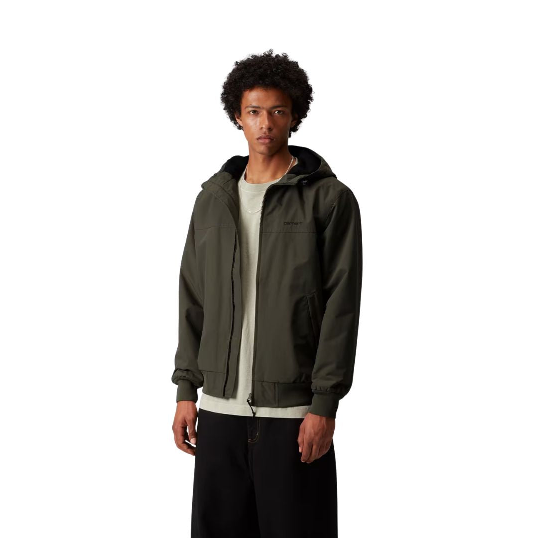 Vista en tres cuartos de la chaqueta Hooded Sail Cypress abierta, que deja ver el forro negro de la capucha y la camiseta verde claro, con pantalón negro.