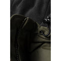 Detalle del interior de la chaqueta Carhartt WIP Hooded Sail en color Cypress, con forro polar negro, cremallera de dientes oscuros y cordón de ajuste con tope negro.