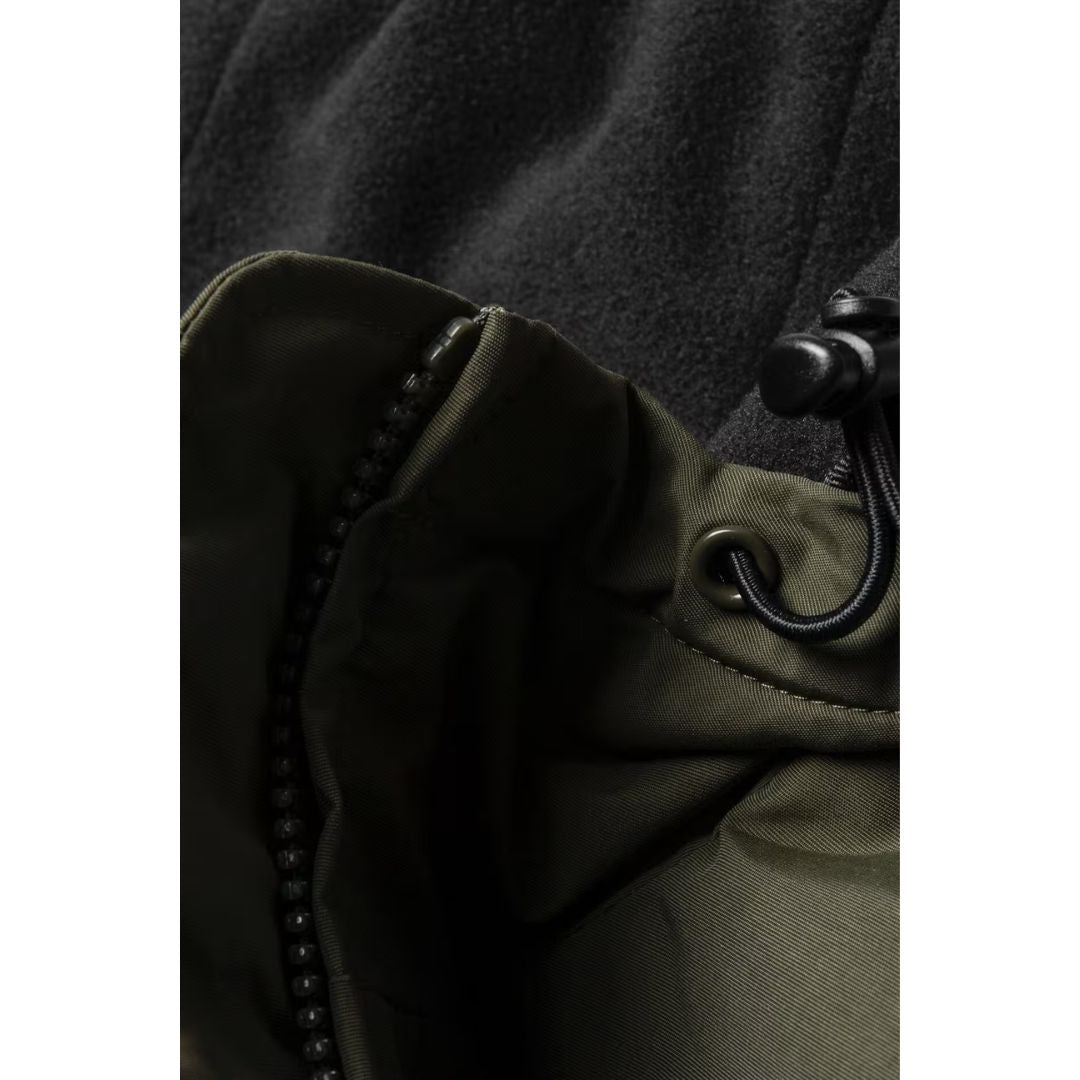 Detalle del interior de la chaqueta Carhartt WIP Hooded Sail en color Cypress, con forro polar negro, cremallera de dientes oscuros y cordón de ajuste con tope negro.