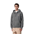 Plano medio de la Carhartt WIP Hooded Vista Sweat en color negro garment dyed, con el modelo mostrando el cordón de ajuste de la capucha y el logo Carhartt en el pecho.