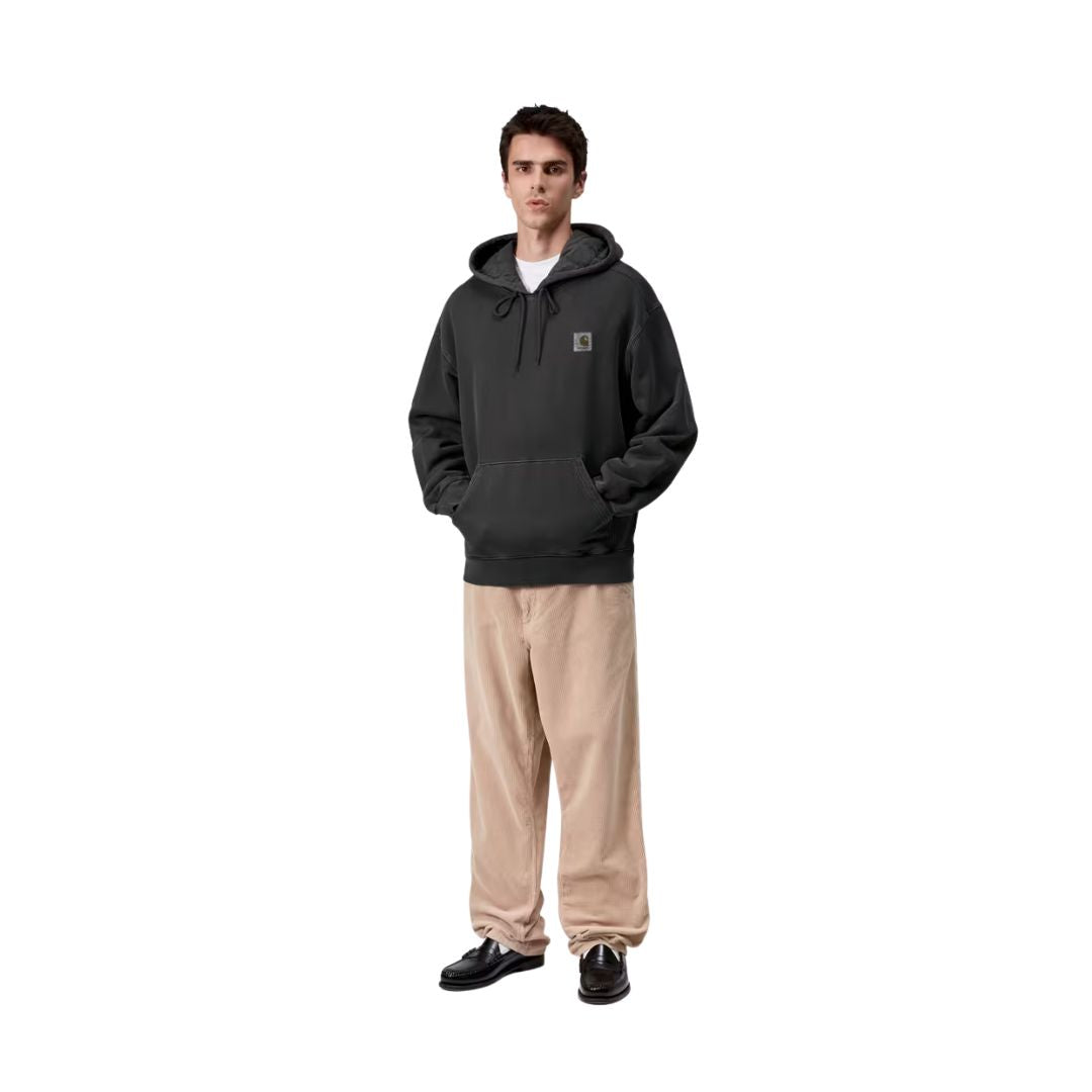 Modelo vistiendo sudadera Carhartt WIP Hooded Vista Sweat en negro garment dyed, vista frontal.