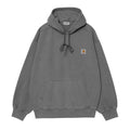 Carhartt WIP Hooded Vista Sweat en color negro garment dyed, vista frontal sobre fondo blanco con bolsillo canguro, cordón de ajuste y logo Carhartt bordado en el pecho.