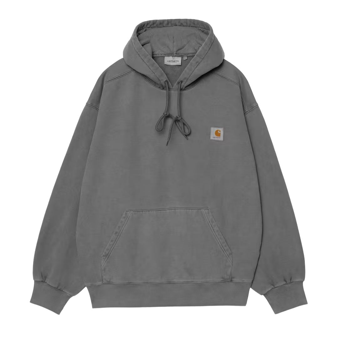 Carhartt WIP Hooded Vista Sweat en color negro garment dyed, vista frontal sobre fondo blanco con bolsillo canguro, cordón de ajuste y logo Carhartt bordado en el pecho.