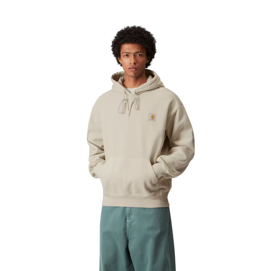 Modelo con sudadera Carhartt WIP Hooded Vista Sweat fleur de del garment dyed, vista tres cuartos.