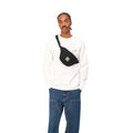 Hombre con la Riñonera Carhartt WIP Jake Hip Bag Negra al hombro