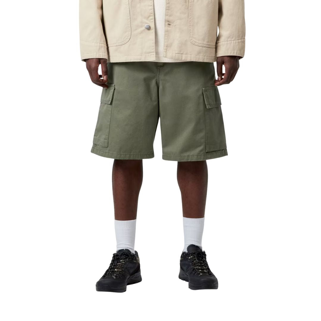 Carhartt WIP Kade Cargo Short Leaf Stone Washed, vista frontal: cintura normal con bolsillos cargo a ambos lados, largo bermuda, corte relaxed fit hombre.