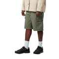 Carhartt WIP Kade Cargo Short Leaf Stone Washed, vista lateral: bolsillo cargo con solapa en pierna derecha, sarga de algodón 100% en verde kaki stone washed.